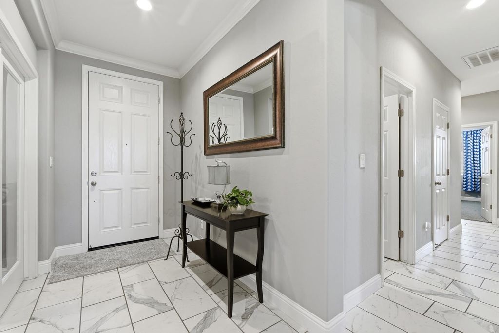 Image 4 of property listing at 835 S Bliss Avenue, Fresno, CA 93727