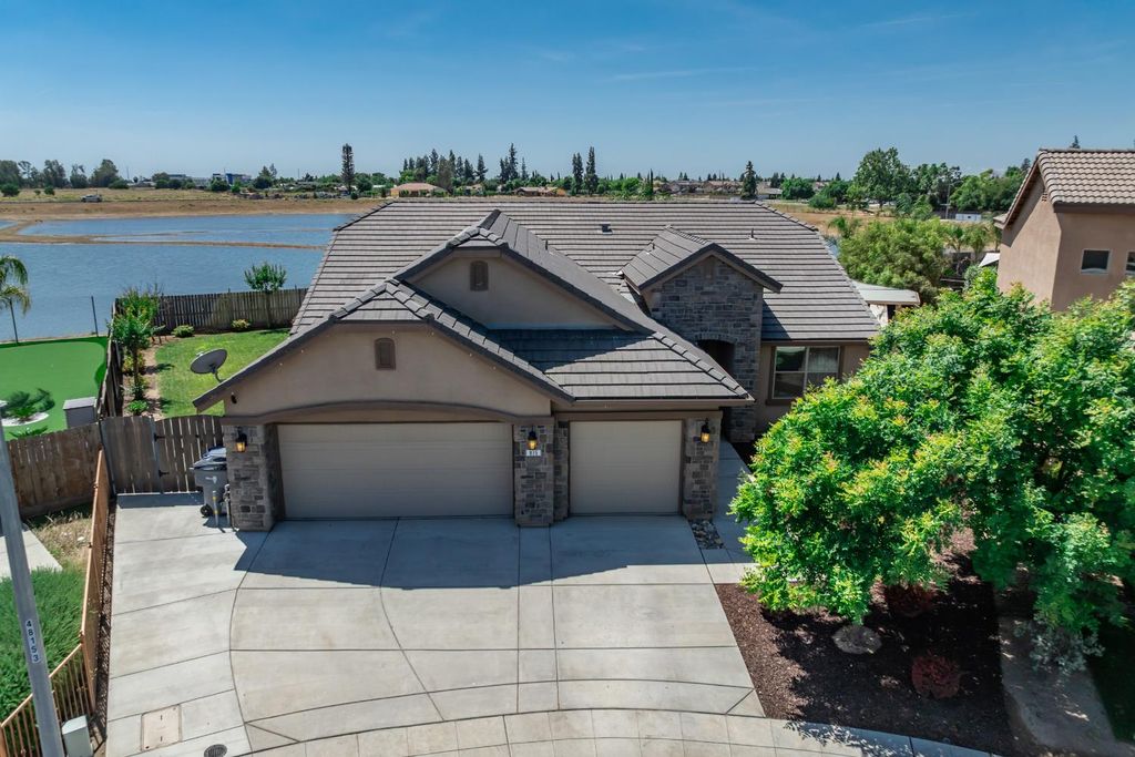 Image 42 of property listing at 835 S Bliss Avenue, Fresno, CA 93727