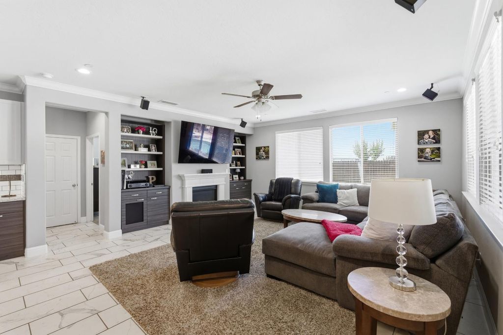 Image 5 of property listing at 835 S Bliss Avenue, Fresno, CA 93727