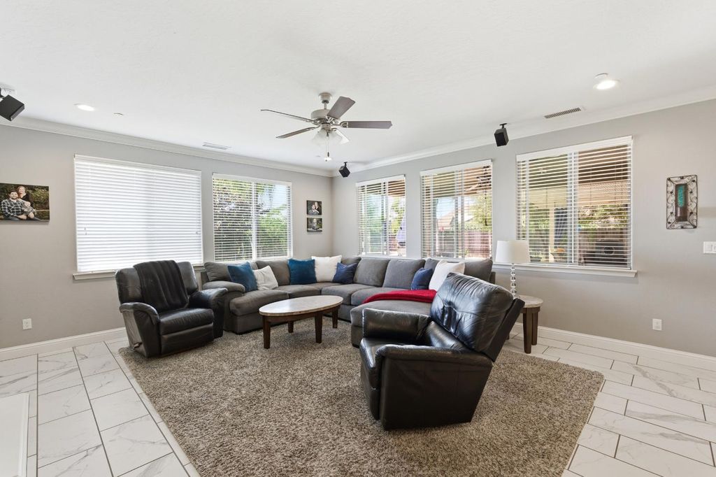 Image 6 of property listing at 835 S Bliss Avenue, Fresno, CA 93727