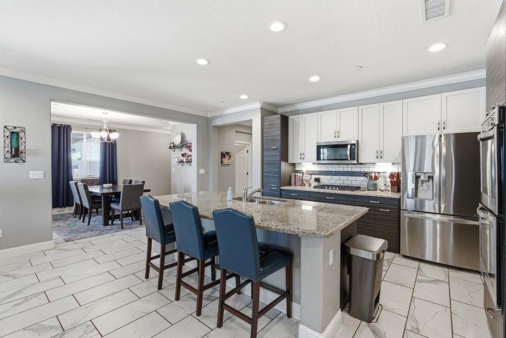 Image 7 of property listing at 835 S Bliss Avenue, Fresno, CA 93727