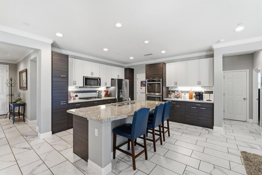 Image 8 of property listing at 835 S Bliss Avenue, Fresno, CA 93727