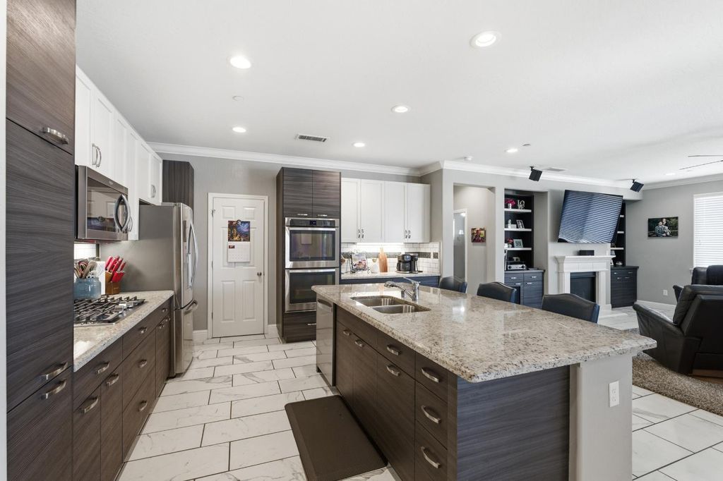 Image 9 of property listing at 835 S Bliss Avenue, Fresno, CA 93727