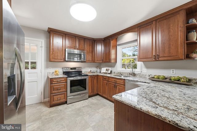 2327 RIVIERA DR, Vienna, VA 22181