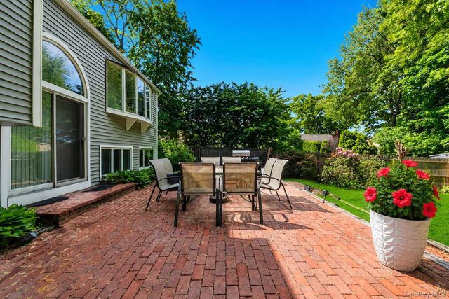 9 Quincy Lane, Smithtown, NY 11787