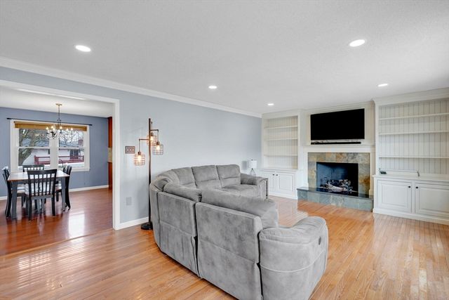 135 Nutmeg Cir, Chicopee, MA 01020