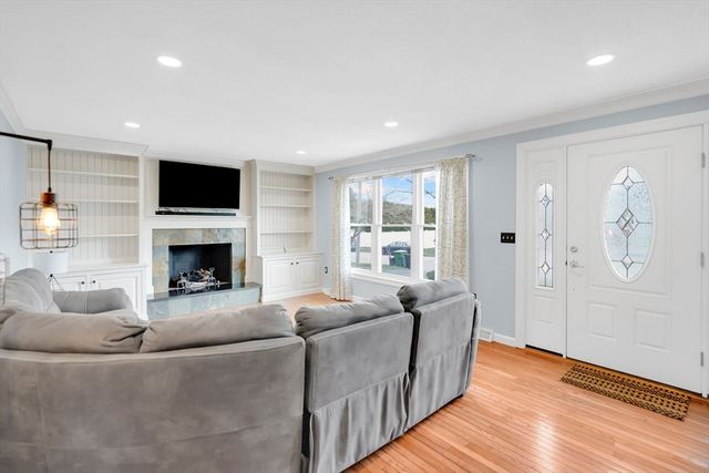 135 Nutmeg Cir, Chicopee, MA 01020