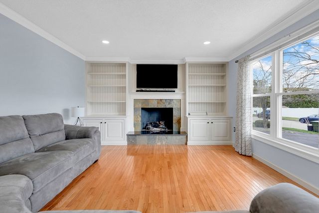 135 Nutmeg Cir, Chicopee, MA 01020