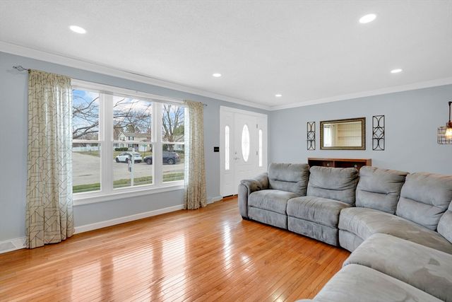 135 Nutmeg Cir, Chicopee, MA 01020
