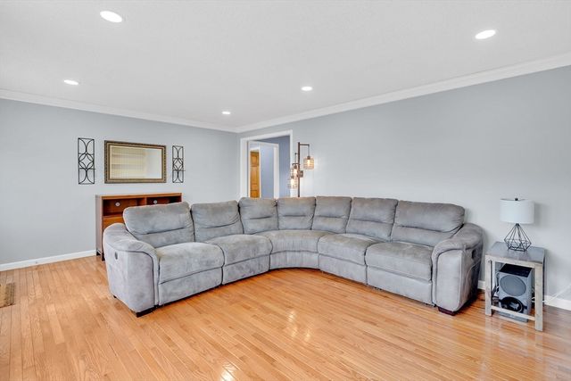 135 Nutmeg Cir, Chicopee, MA 01020