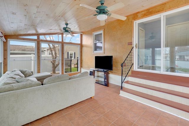 135 Nutmeg Cir, Chicopee, MA 01020