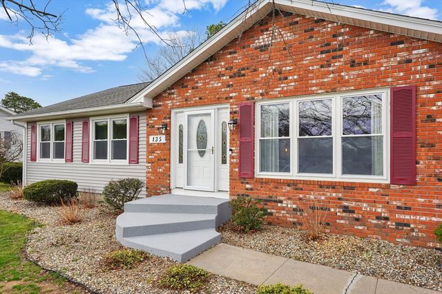 135 Nutmeg Cir, Chicopee, MA 01020