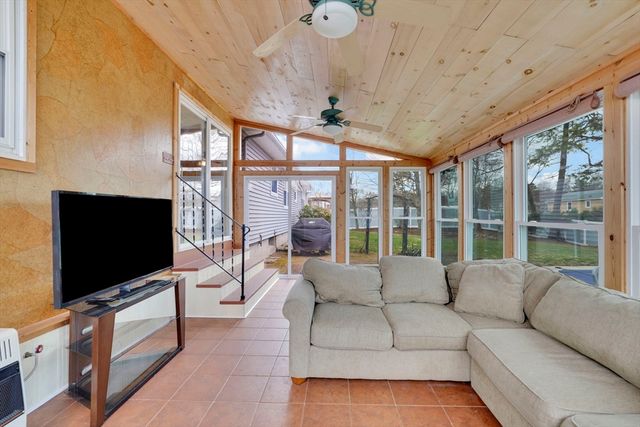 135 Nutmeg Cir, Chicopee, MA 01020