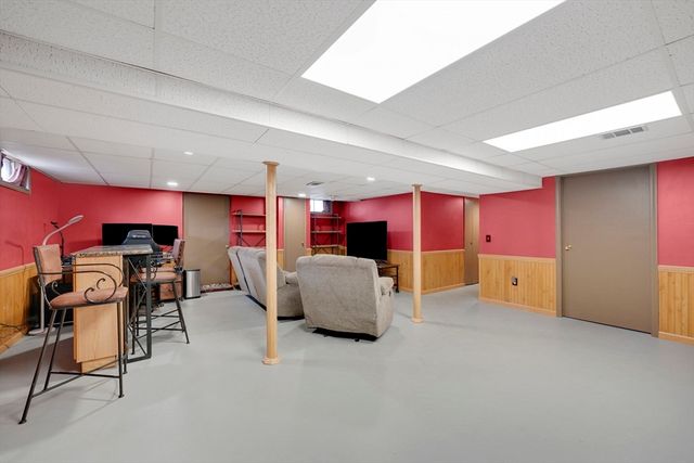 135 Nutmeg Cir, Chicopee, MA 01020