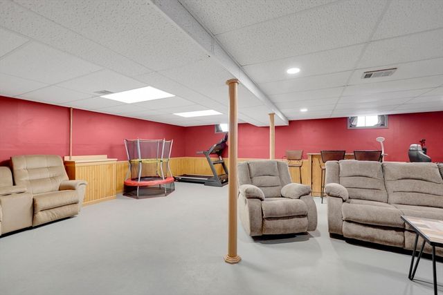 135 Nutmeg Cir, Chicopee, MA 01020