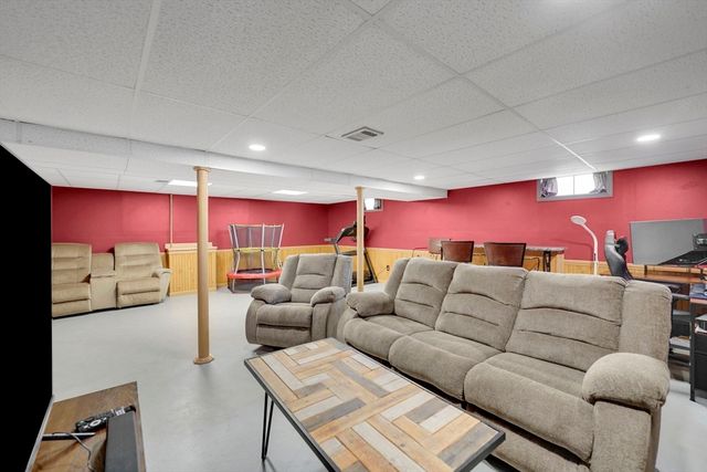 135 Nutmeg Cir, Chicopee, MA 01020