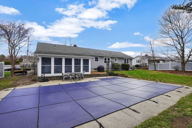 135 Nutmeg Cir, Chicopee, MA 01020