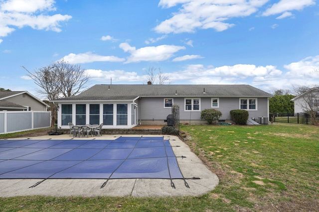 135 Nutmeg Cir, Chicopee, MA 01020