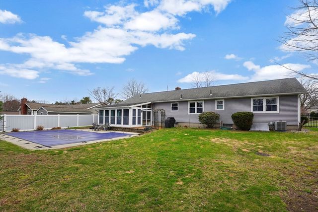 135 Nutmeg Cir, Chicopee, MA 01020