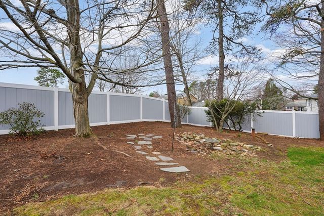 135 Nutmeg Cir, Chicopee, MA 01020