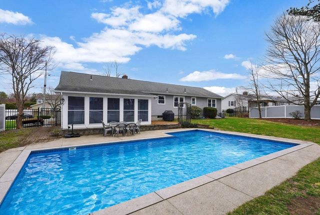 135 Nutmeg Cir, Chicopee, MA 01020