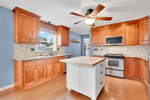 135 Nutmeg Cir, Chicopee, MA 01020
