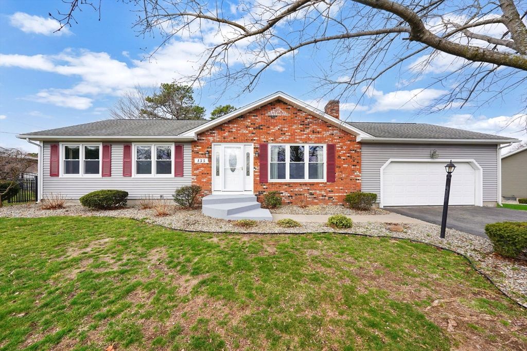 135 Nutmeg Cir, Chicopee, MA 01020