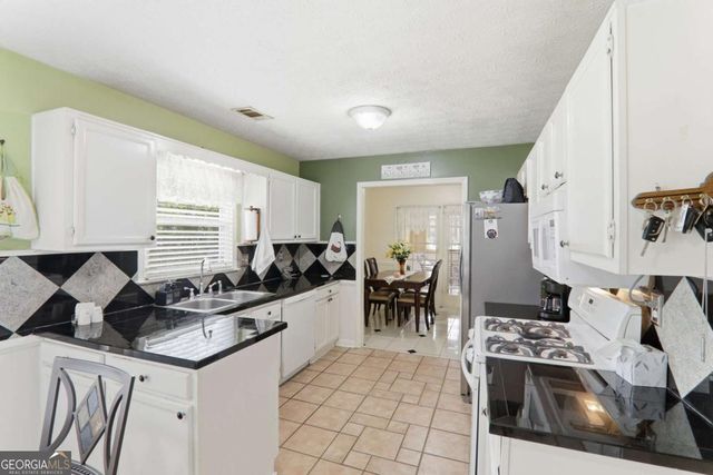 1158 Park Forest Drive NW, Lilburn, GA 30047