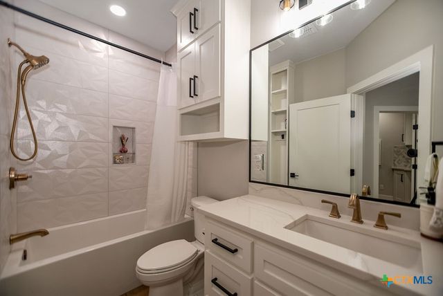 107 Opal Way, Port Lavaca, TX 77979