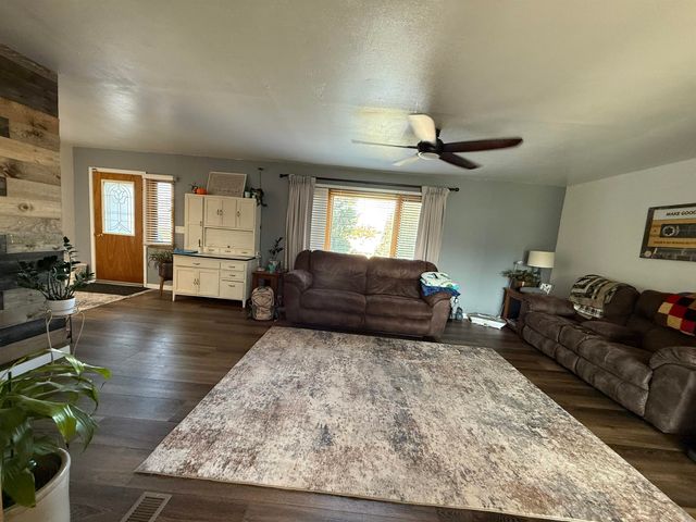 3301 SE 1st St, Minot, ND 58701