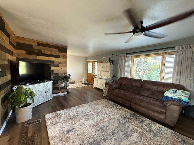 3301 SE 1st St, Minot, ND 58701