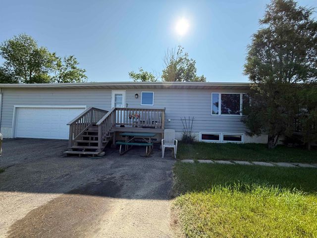 3301 SE 1st St, Minot, ND 58701