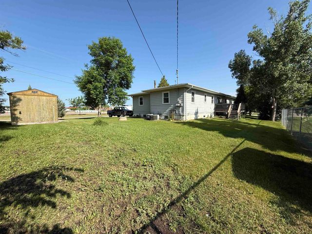 3301 SE 1st St, Minot, ND 58701