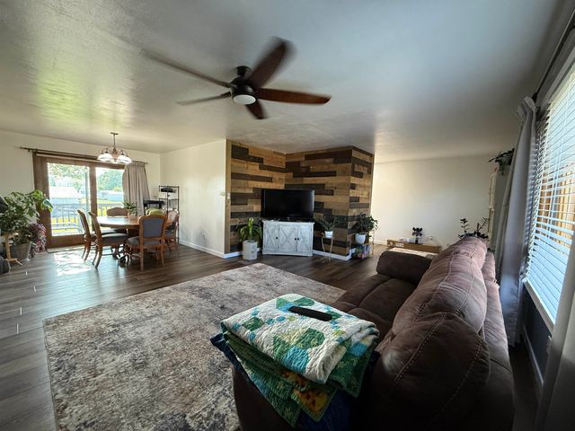 3301 SE 1st St, Minot, ND 58701