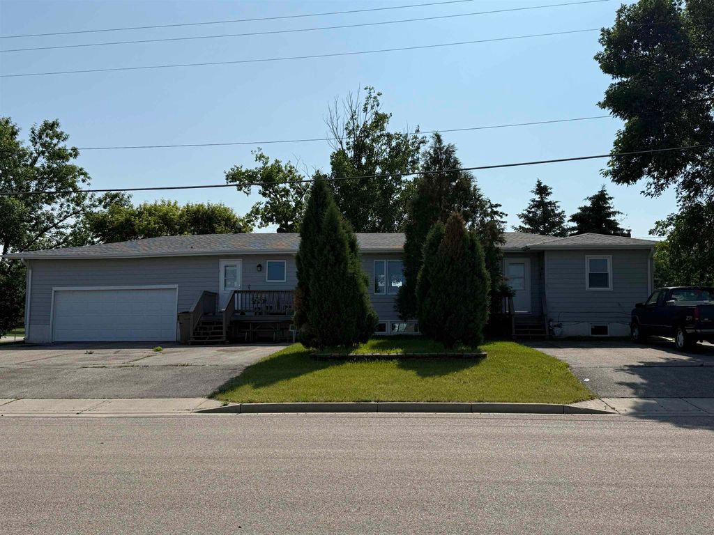 3301 SE 1st St, Minot, ND 58701