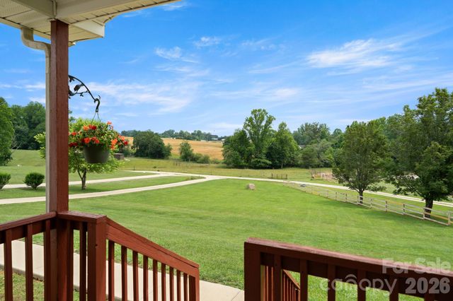 30 Countryside Drive, Hendersonville, NC 28792