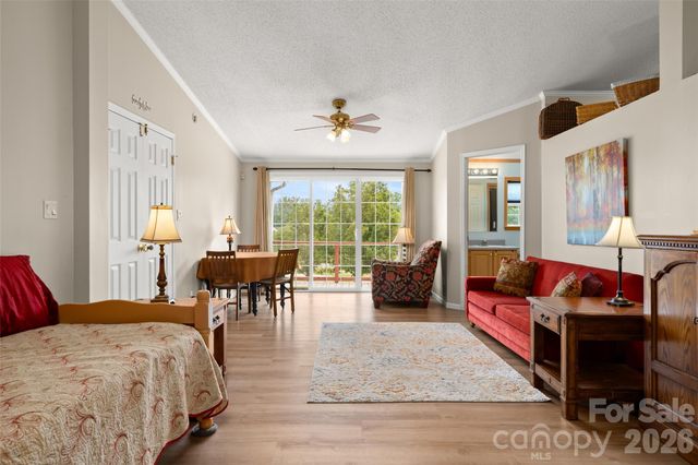 30 Countryside Drive, Hendersonville, NC 28792