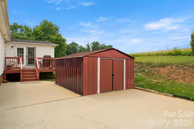 30 Countryside Drive, Hendersonville, NC 28792