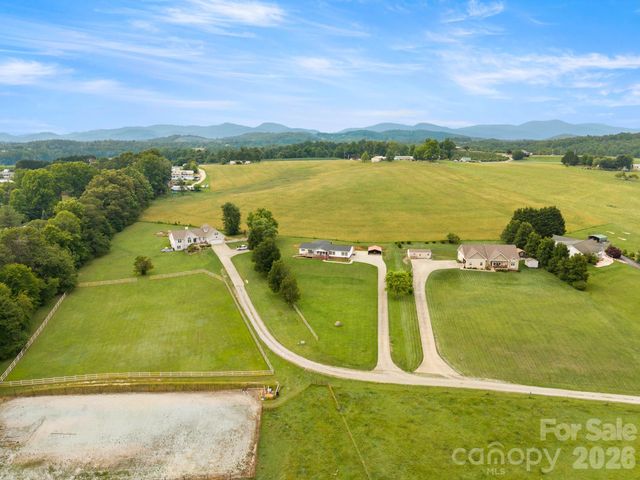30 Countryside Drive, Hendersonville, NC 28792