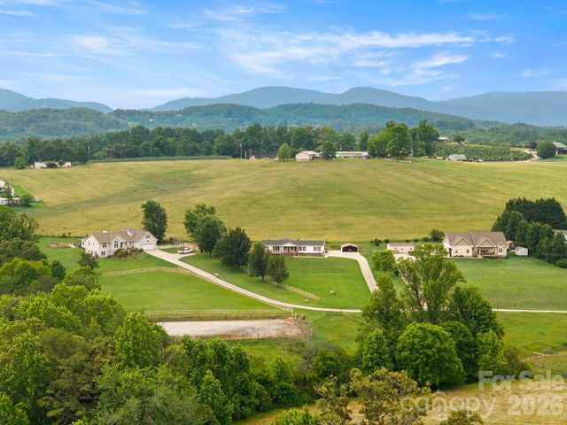 30 Countryside Drive, Hendersonville, NC 28792
