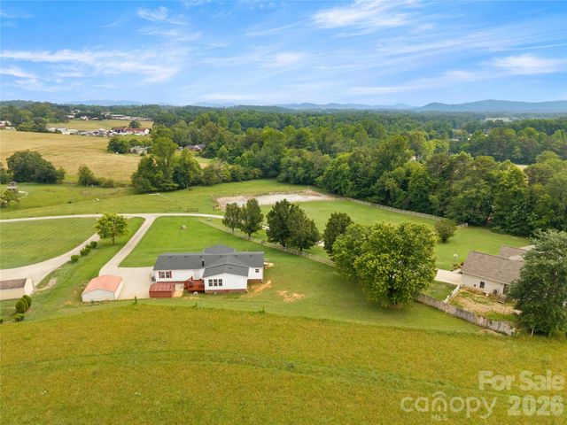 30 Countryside Drive, Hendersonville, NC 28792