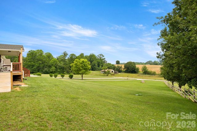 30 Countryside Drive, Hendersonville, NC 28792