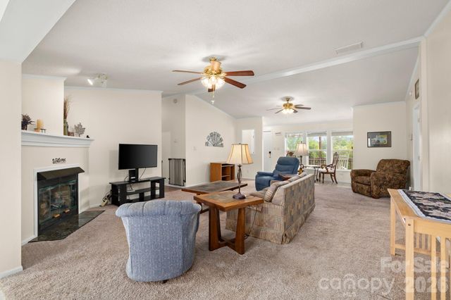 30 Countryside Drive, Hendersonville, NC 28792