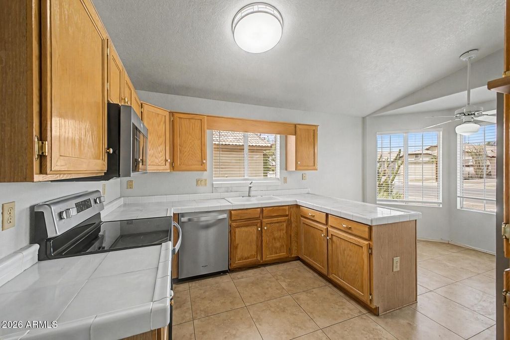 10523 W MOHAWK Lane, Peoria, AZ 85382 — photo 2