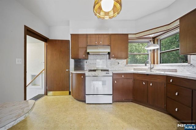 35 Mulder Lane, Midland Park, NJ 07432