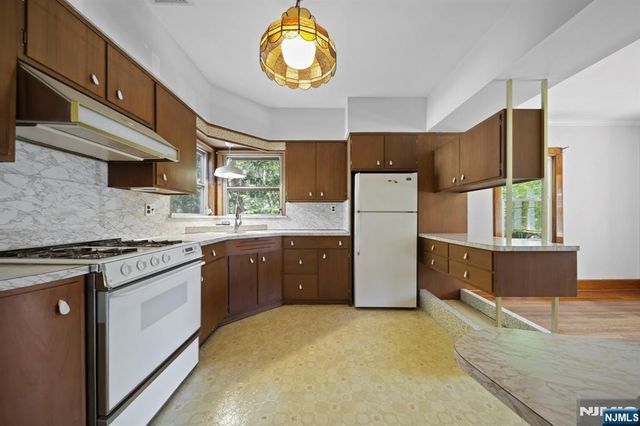 35 Mulder Lane, Midland Park, NJ 07432