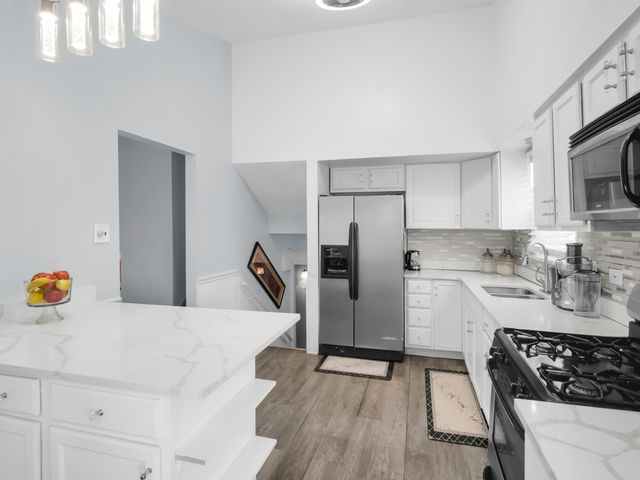 18 E 155th Place, South Holland, IL 60473