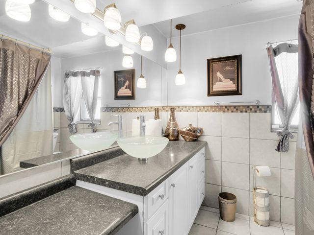 18 E 155th Place, South Holland, IL 60473