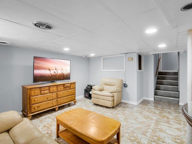 18 E 155th Place, South Holland, IL 60473