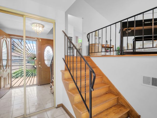 18 E 155th Place, South Holland, IL 60473